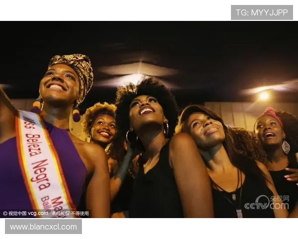 巴西黑人足球明星与模特甜蜜结婚共同开启幸福新篇章